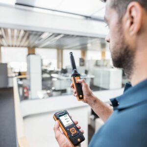 Measure CO2 concentration for assessing indoor air quality with CO2 probe and testo 440