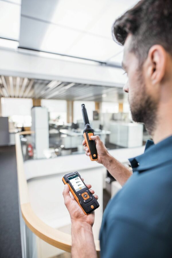 Measure CO2 concentration for assessing indoor air quality with CO2 probe and testo 440