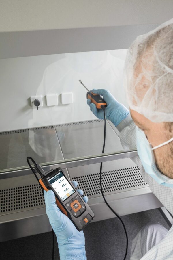 Volumetric flow measurement in fume cupboards with fume cupboard probe and testo 440
