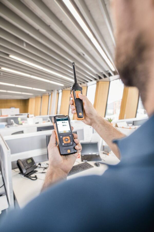 Monitoring of relative humidity in work rooms with humidity probe and testo 440